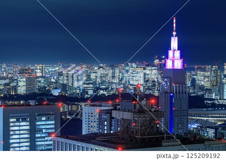 【夜景100選】東京都庁展望室から眺めるドコモタワーと新宿の夜景 125209192