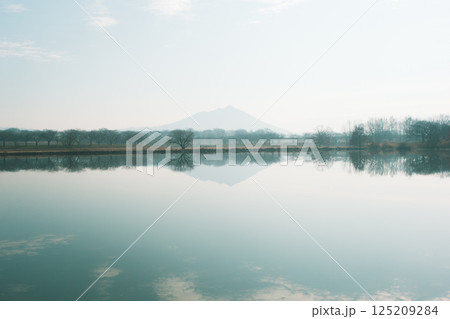湖に反射するシンメトリーな山 湖に反射するシンメトリーな山 125209284