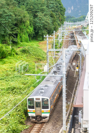 長野原草津口駅に滑り込む吾野線の車両 125209297