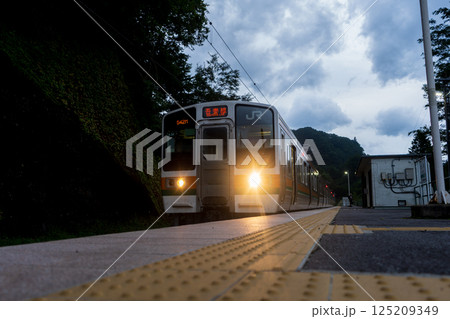 吾妻線　大前駅に停車する車両 125209349