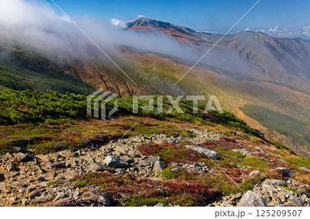 飯豊連峰・ダイグラ尾根上部から見る流れる雲と大日岳 125209507