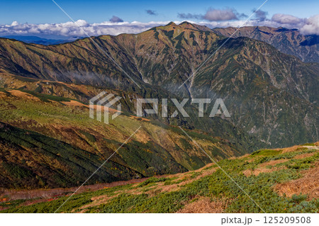 飯豊連峰・ダイグラ尾根から見る秋色の北股岳稜線 125209508