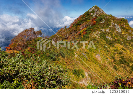 飯豊連峰・ダイグラ尾根から見る紅葉の宝珠山 125210055