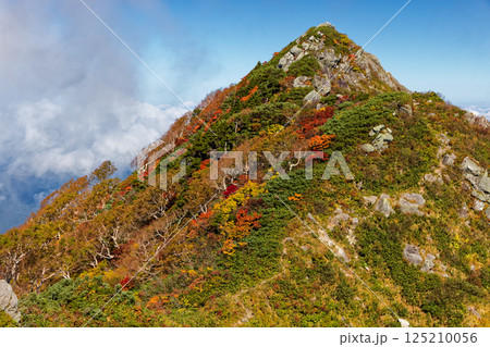 飯豊連峰・ダイグラ尾根から見る紅葉の宝珠山 125210056