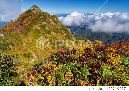 飯豊連峰・ダイグラ尾根から見る紅葉の宝珠山 125210057