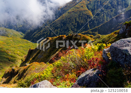 飯豊連峰・ダイグラ尾根から見る紅葉の山肌 125210058