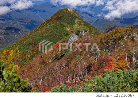 飯豊連峰・ダイグラ尾根から見る紅葉の宝珠山 125210067