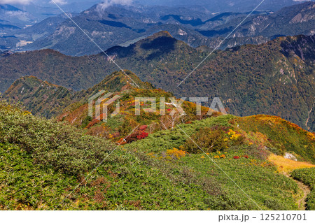 宝珠山から見下ろす紅葉の飯豊連峰・ダイグラ尾根 125210701