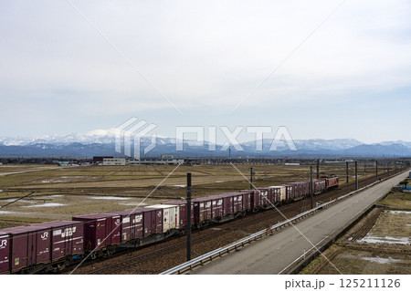 北陸本線を走る貨物列車 125211126