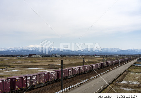 北陸本線を走る貨物列車 125211127