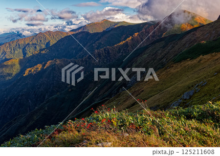 飯豊連峰・門内岳から見る夕照の飯豊本山 125211608