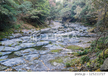 宮崎県三之宮峡の千畳岩 清流と奇岩が広がる自然豊かな渓谷の風景 宮崎県三之宮峡の千畳岩 清流と奇岩が広がる自然豊かな渓谷の風景 125211727