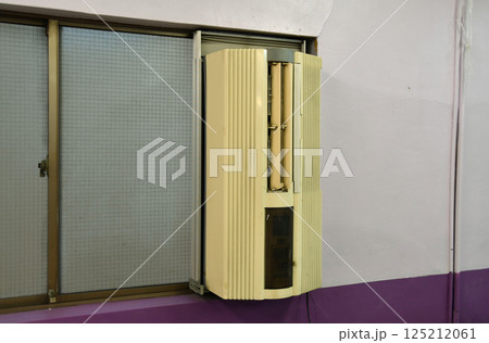 オフィス内の窓用エアコン_02 125212061