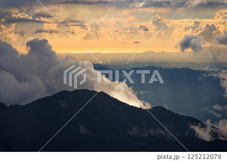 飯豊連峰・門内岳から見る夕日差す山並みと光る日本海 飯豊連峰・門内岳から見る夕日差す山並みと光る日本海 125212078