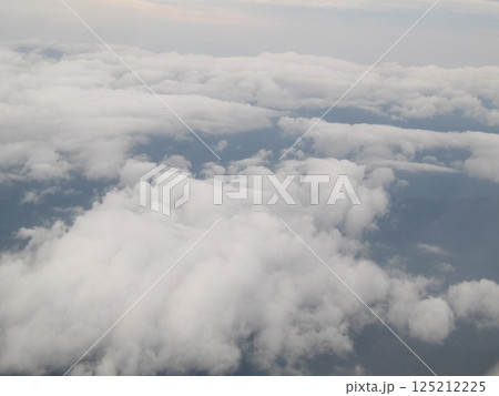 飛行機からの雲 125212225