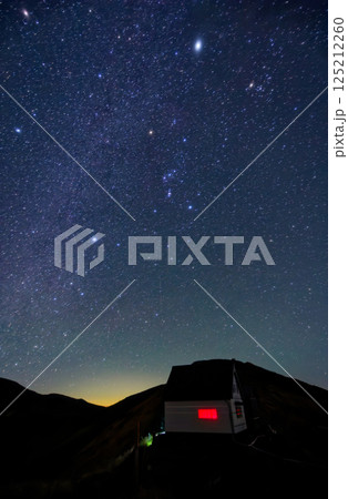 飯豊連峰・門内小屋と冬の星座 125212260