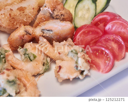 海老の天ぷら、妻の手作り家庭料理、家庭で楽しむ夕ご飯、幸せ家族 125212271