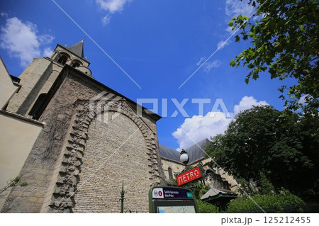 パリ最古の教会であるサンジェルマン・デプレ教会とMETOROの入り口 パリ最古の教会であるサンジェルマン・デプレ教会とMETOROの入り口 125212455