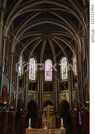 パリ最古の教会であるサンジェルマン・デ・プレ教会の祭壇 125212464