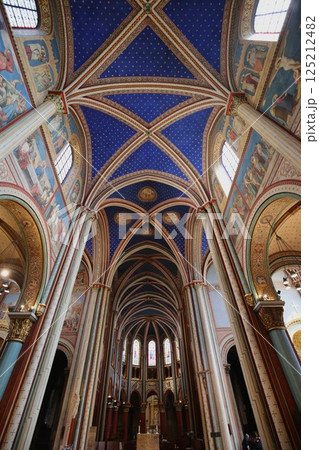 パリ最古の教会であるサンジェルマン・デ・プレ教会の天井と祭壇 パリ最古の教会であるサンジェルマン・デ・プレ教会の天井と祭壇 125212482