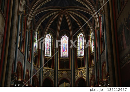 パリ最古の教会であるサンジェルマン・デ・プレ教会の内部 パリ最古の教会であるサンジェルマン・デ・プレ教会の内部 125212487