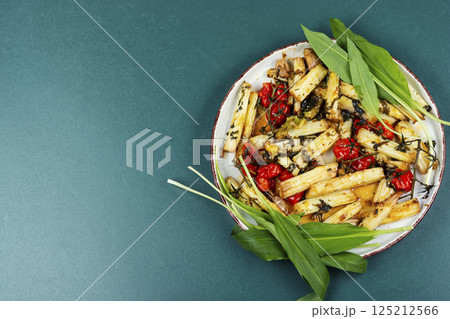 Roasted Asparagus with tomatoes and wild garlic. 125212566