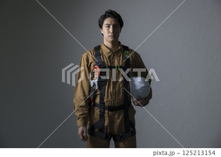 フルハーネスを創薬した作業員の男性  125213154