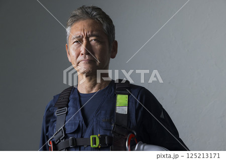 フルハーネスを装着した作業員の男性 フルハーネスを装着した作業員の男性 125213171