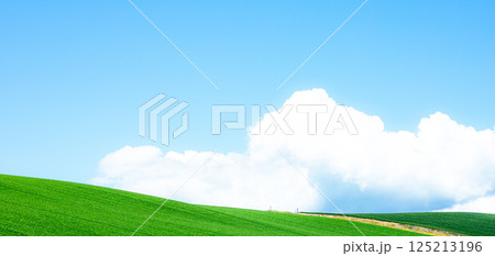 青空と雲が広がる初夏の北海道美瑛町の爽やかな風景 青空と雲が広がる初夏の北海道美瑛町の爽やかな風景 125213196