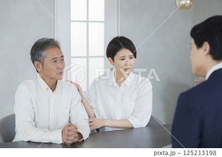 ミーティングをする営業マンとシニアと家族 125213198