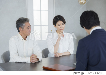 ミーティングをする営業マンとシニアと家族 125213200