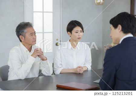 ミーティングをする営業マンとシニアと家族 125213201