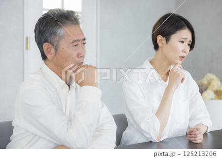 ミーティングをする営業マンとシニアと家族 125213206