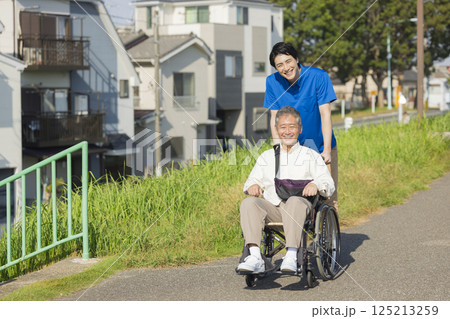 車椅子に乗るシニア男性　　 125213259