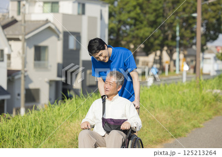 車椅子に乗るシニア男性　　 125213264