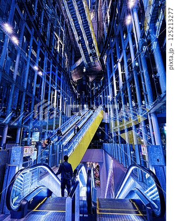 写真素材: 渋谷ストリーム 青 エレベーター 鏡 反射 夜 写真素材: 渋谷ストリーム 青 エレベーター 鏡 反射 夜 125213277