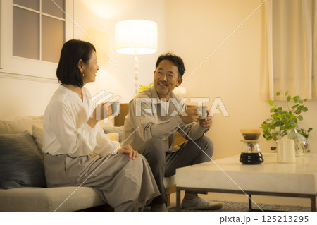 夜のリビングのミドル夫婦 夜のリビングのミドル夫婦 125213295