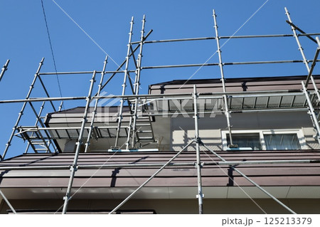 くさび足場をかけた古い一戸建の工事現場 くさび足場をかけた古い一戸建の工事現場 125213379
