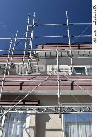 くさび足場をかけた古い一戸建の工事現場 くさび足場をかけた古い一戸建の工事現場 125213380