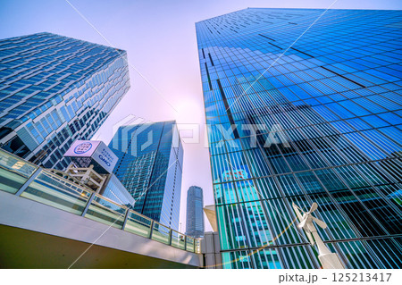 日本の東京都市景観 夏のような暑さ…渋谷のビル群…窓ガラスに映り込む摩天楼。渋谷・万華鏡都市 125213417