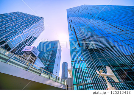 日本の東京都市景観 夏のような暑さ…渋谷のビル群…窓ガラスに映り込む摩天楼。渋谷・万華鏡都市 日本の東京都市景観 夏のような暑さ…渋谷のビル群…窓ガラスに映り込む摩天楼。渋谷・万華鏡都市 125213418