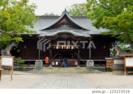 四柱神社で参拝する人 四柱神社で参拝する人 125213518