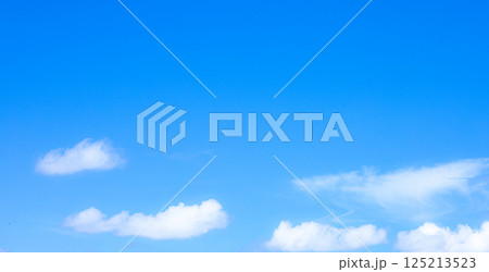 爽快感のある雲と青空の崇敬 125213523