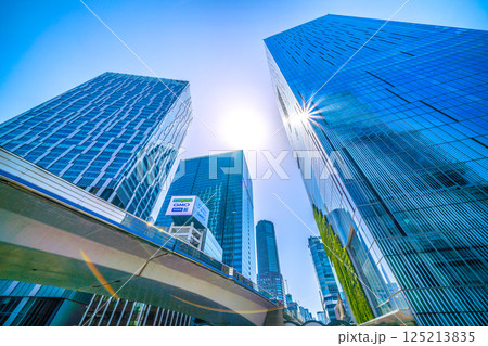 日本の東京都市景観 夏のような暑さ…万華鏡都市・渋谷の摩天楼や壁面緑化…窓ガラスに映り込むビル群 125213835