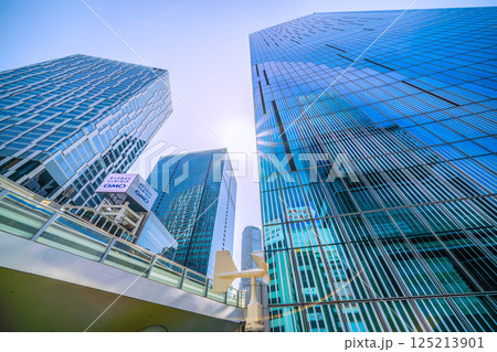 日本の東京都市景観 夏のような暑さ…渋谷のビル群…窓ガラスに映り込む摩天楼。渋谷・万華鏡都市 125213901
