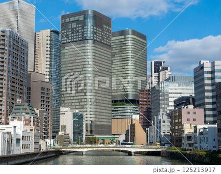 大阪中之島の高層ビル群と土佐堀川 125213917