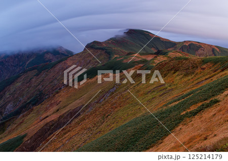 飯豊連峰・門内小屋から見る残照の北股岳 125214179