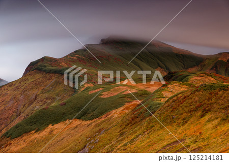 飯豊連峰・門内小屋から見る残照の北股岳 125214181