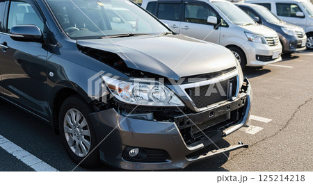 事故でフロントが破損した車 事故でフロントが破損した車 125214218