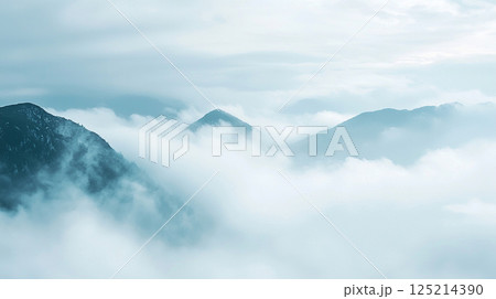 雲に包まれた神秘的な山の風景 125214390